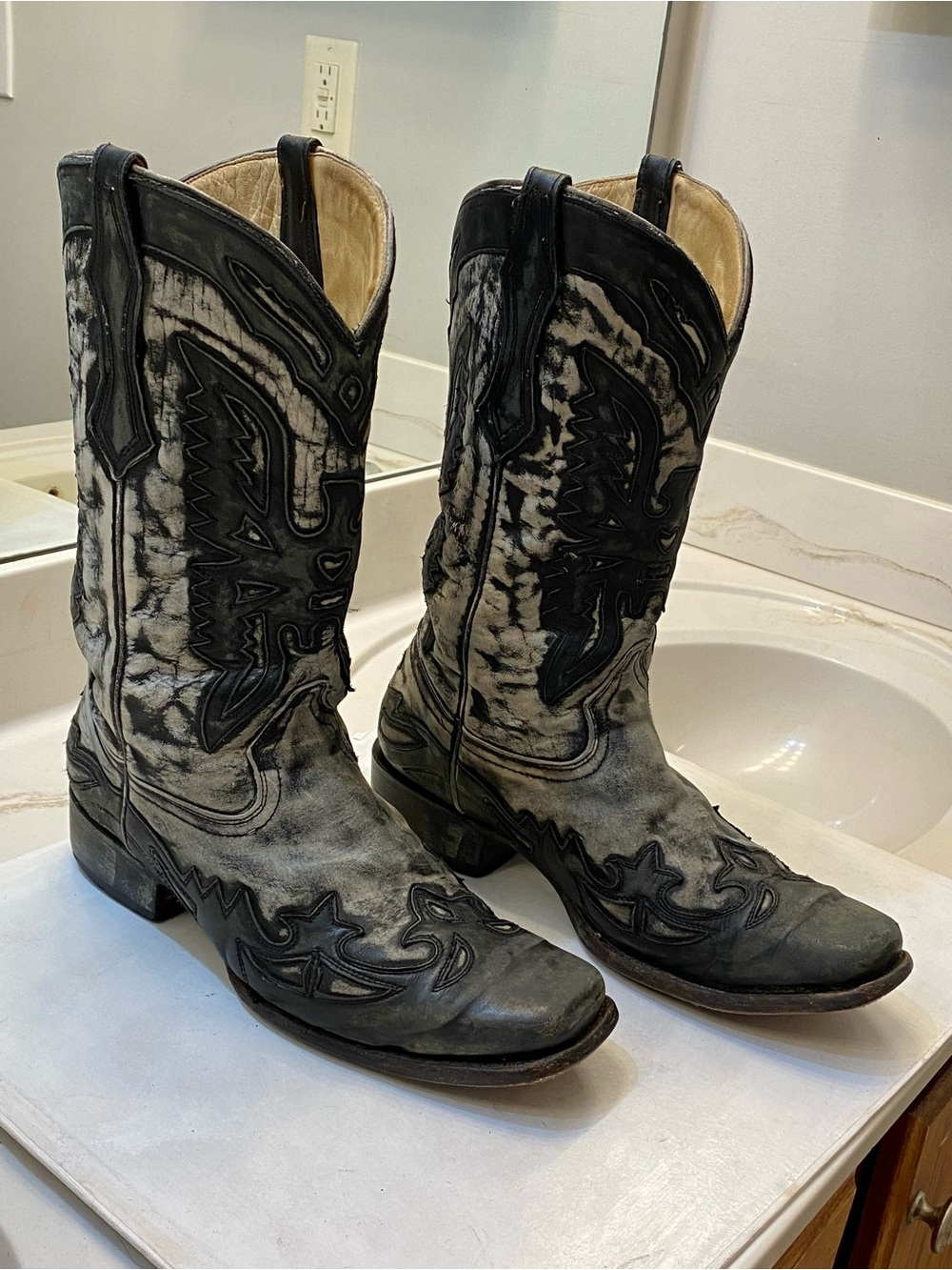 Corral Men’s Cowboy Boots size 11D good condition clean interior.
